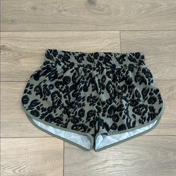VICTORIA SPORT Green Black Cheetah Leopard Lightweight Active Shorts Size Small - Picture 2 of 10
